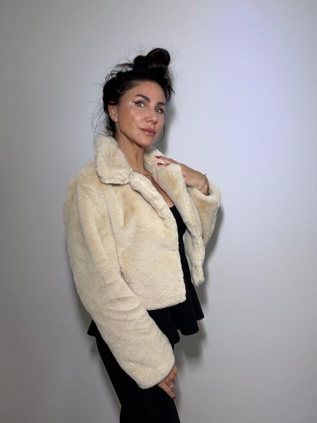 Krótkie futerko zapinane na haftki