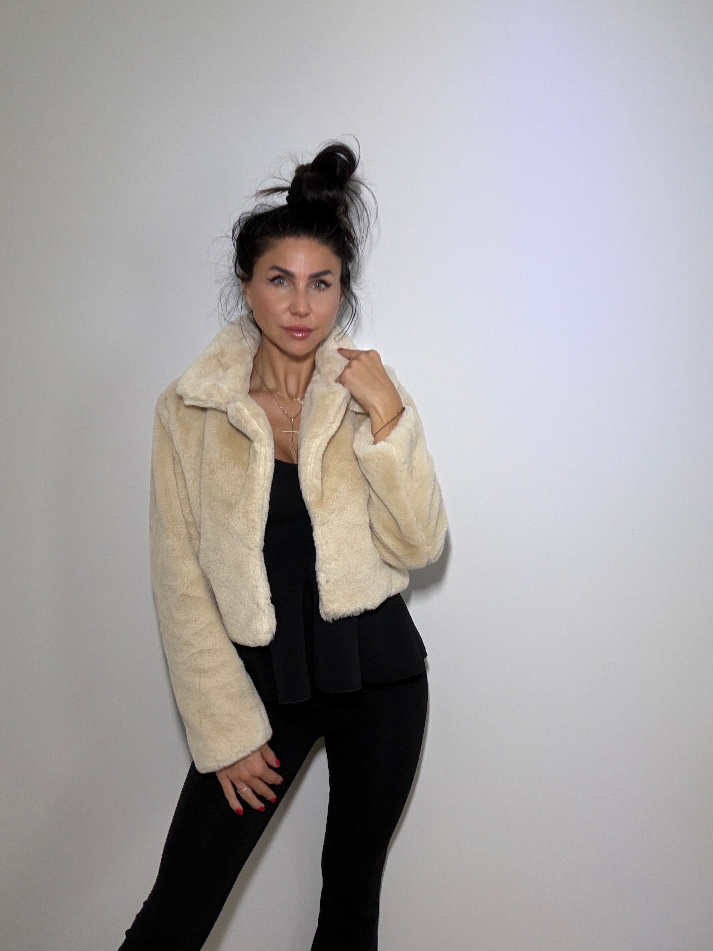 Krótkie futerko zapinane na haftki