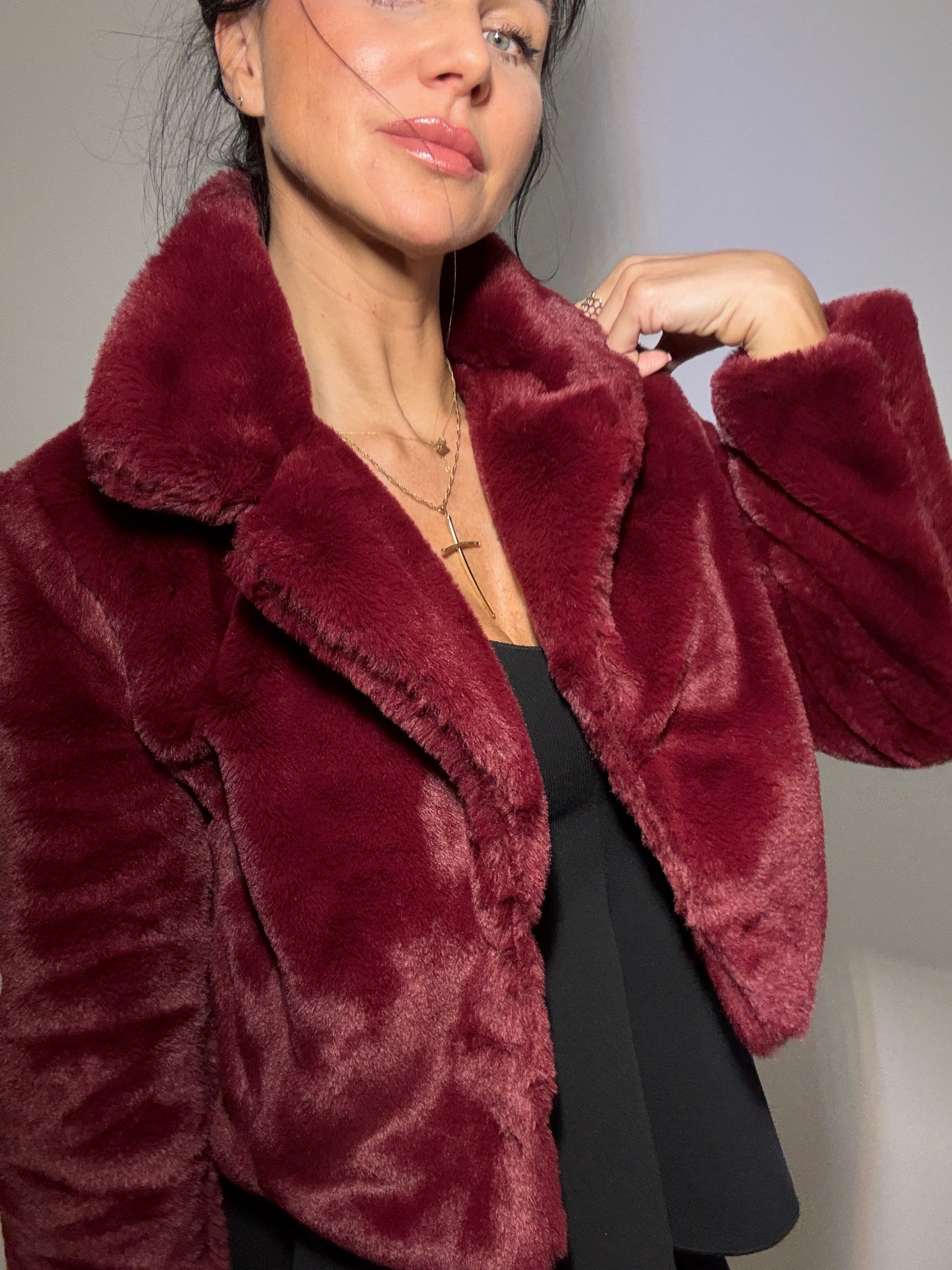 Krótkie futerko zapinane na haftki