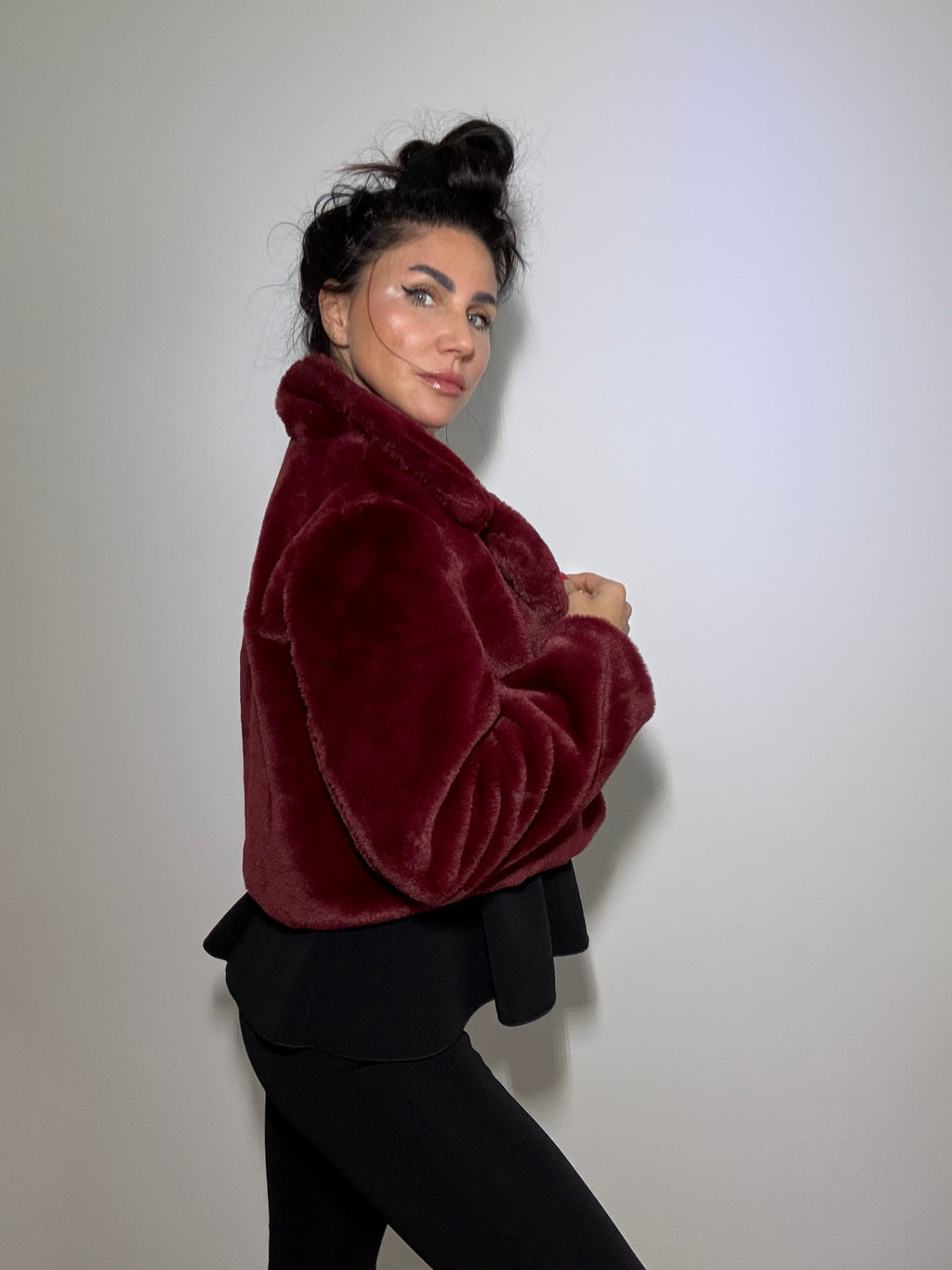 Krótkie futerko zapinane na haftki