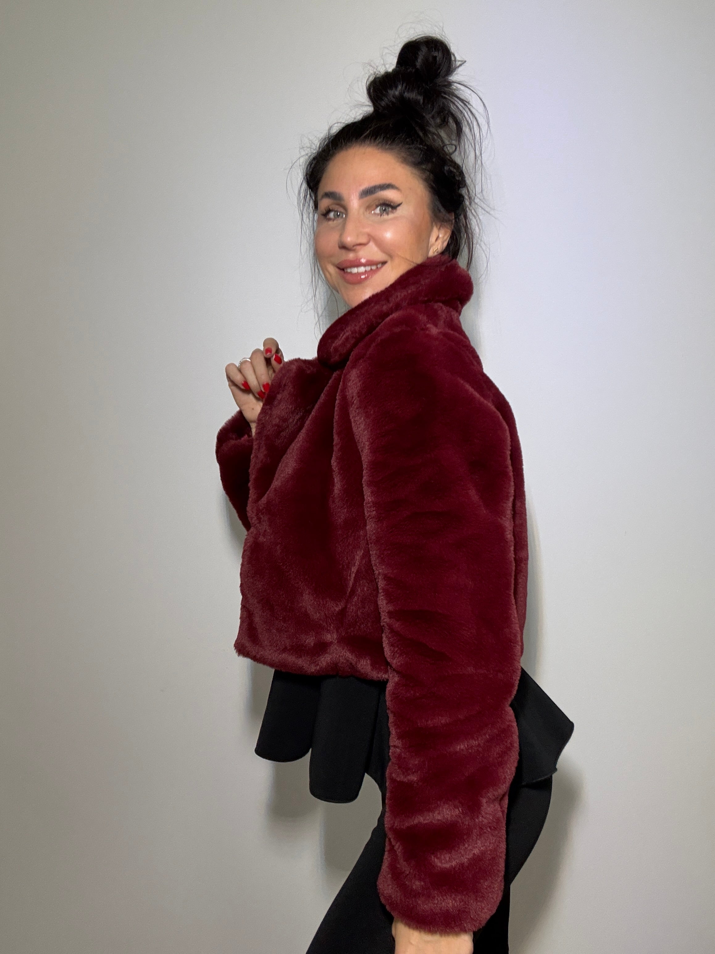 Krótkie futerko zapinane na haftki