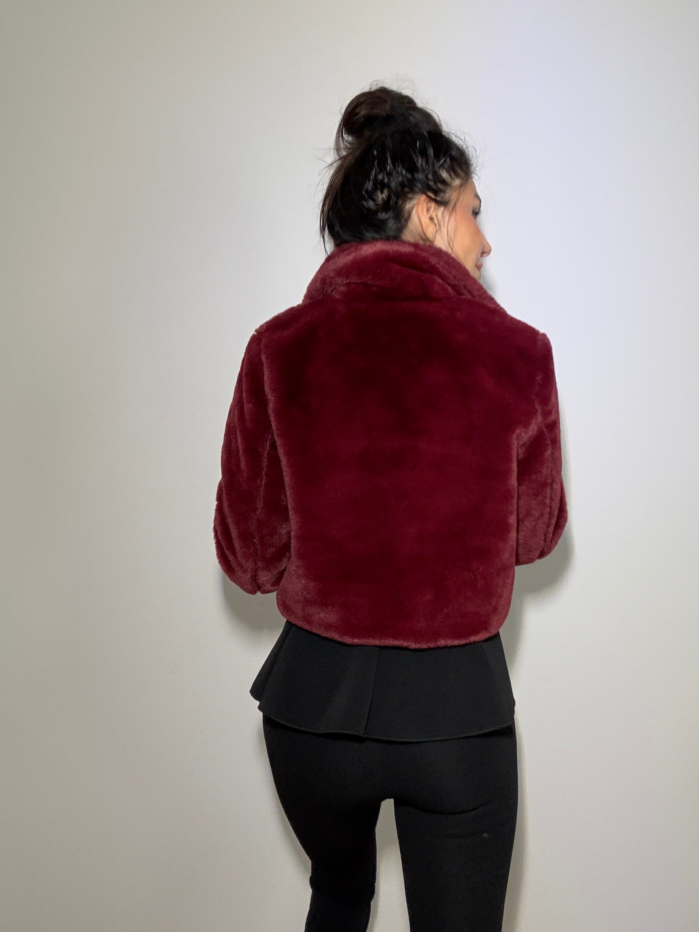 Krótkie futerko zapinane na haftki