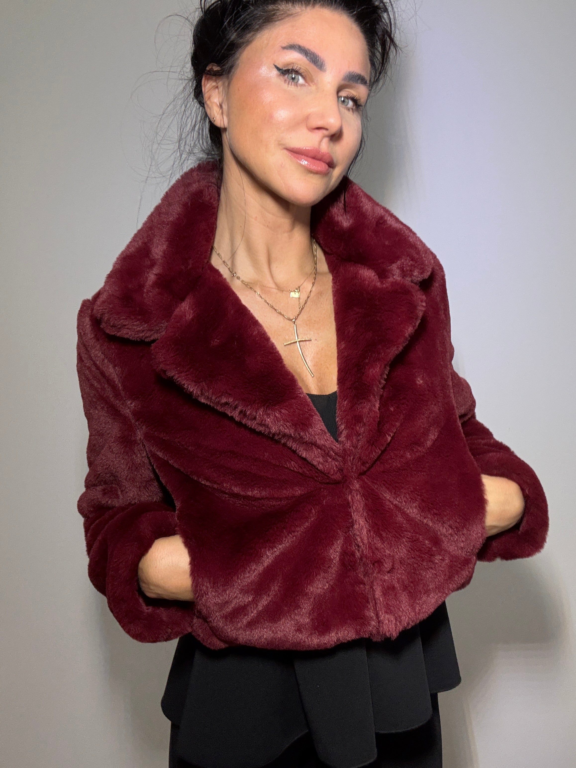 Krótkie futerko zapinane na haftki