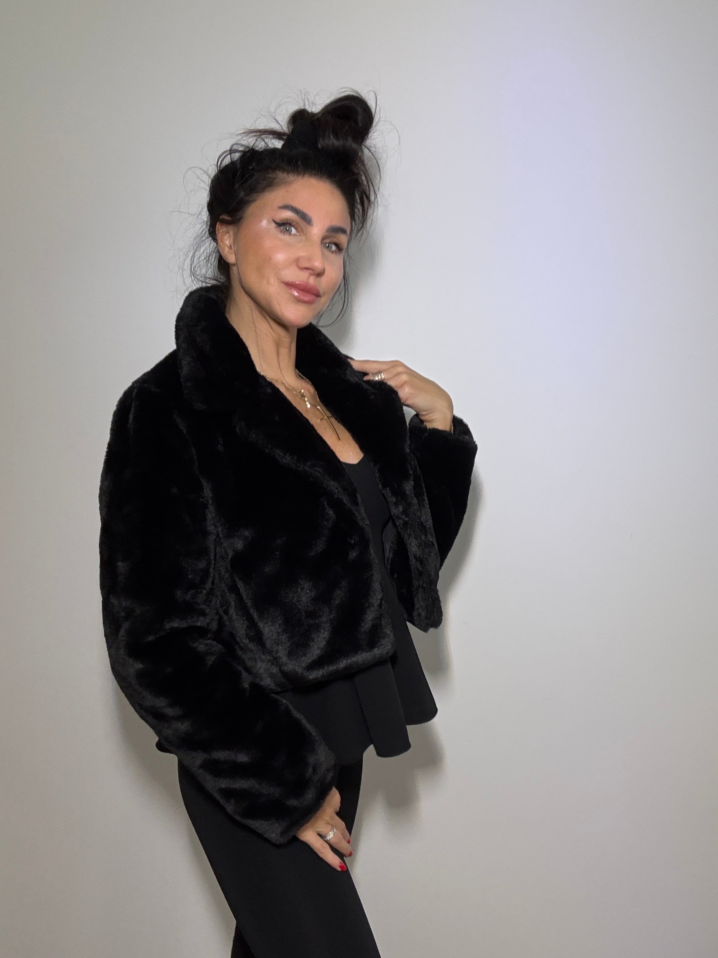 Krótkie futerko zapinane na haftki