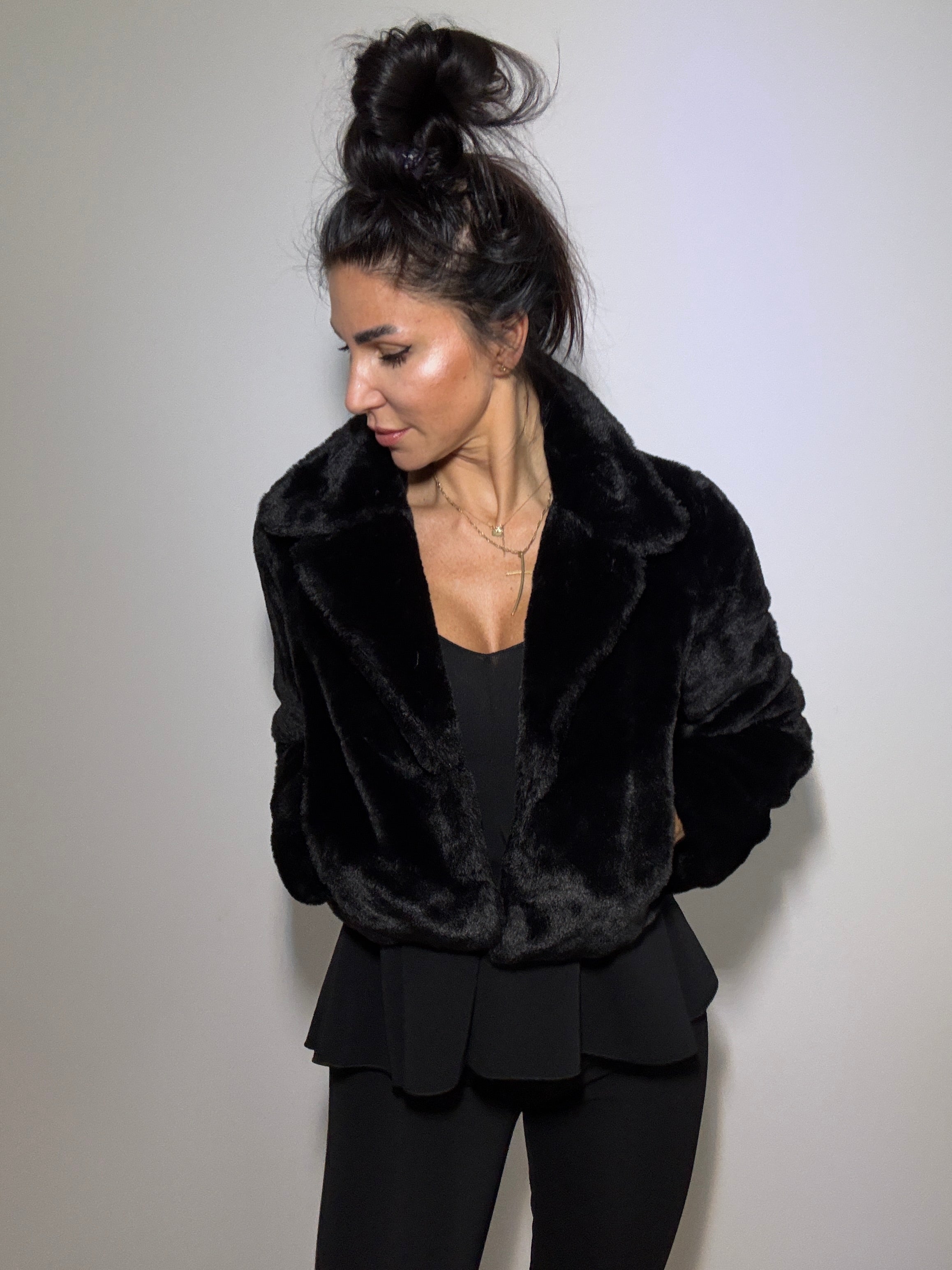 Krótkie futerko zapinane na haftki