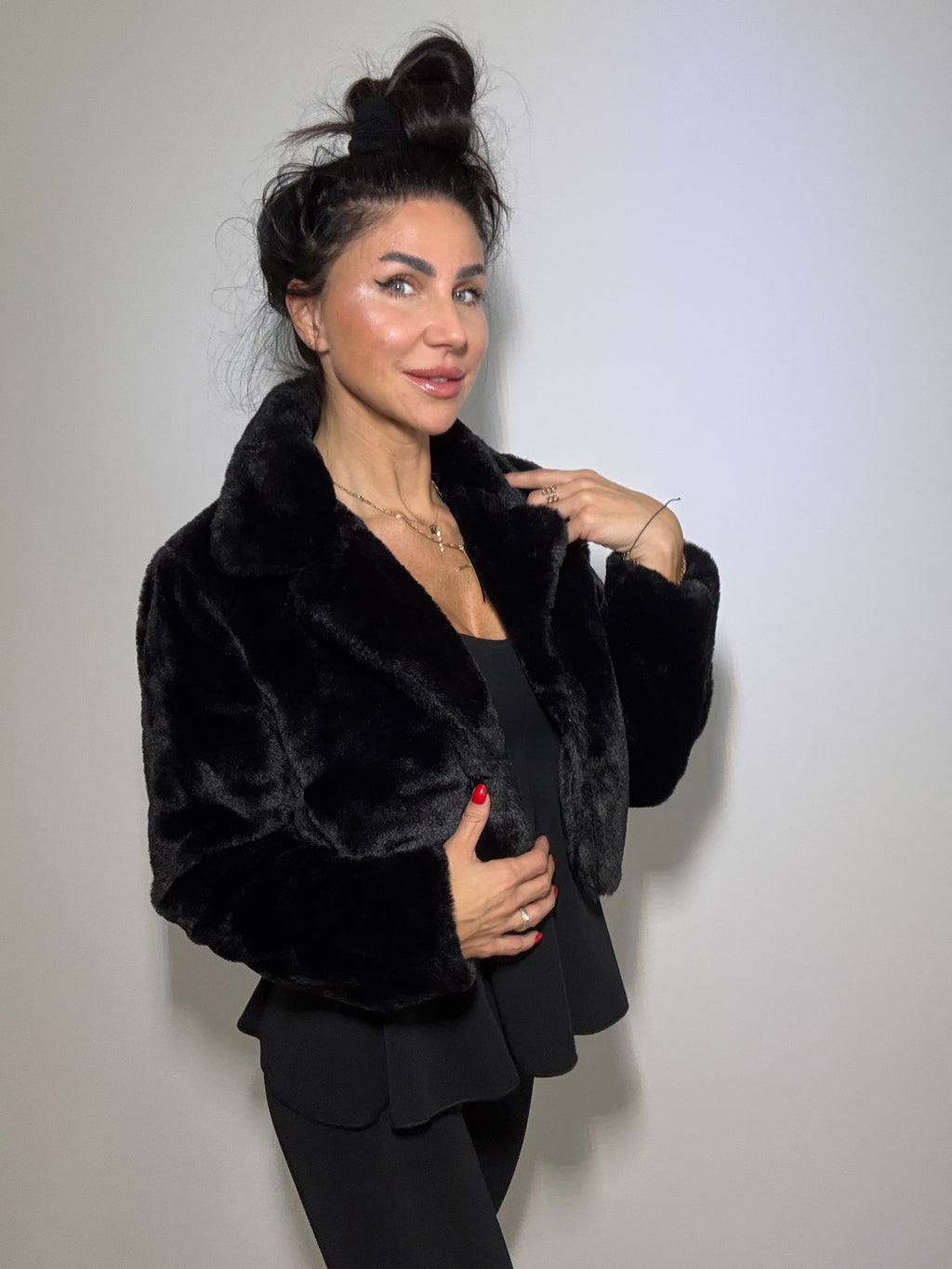 Krótkie futerko zapinane na haftki